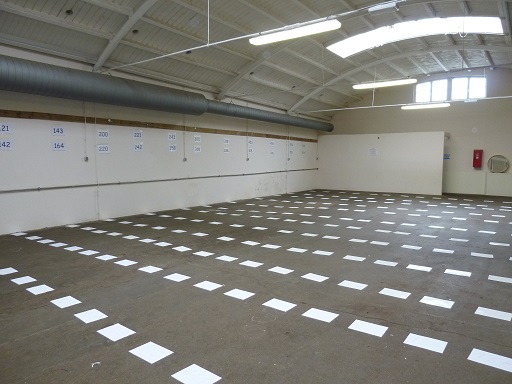 1. Zettel auf dem Boden verteilen