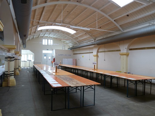 Aufstellen von Tischen und Bänken