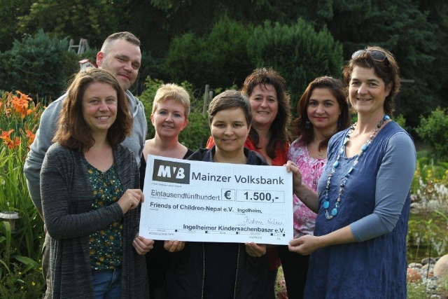 Spendenuebergabe friends of children - nepal